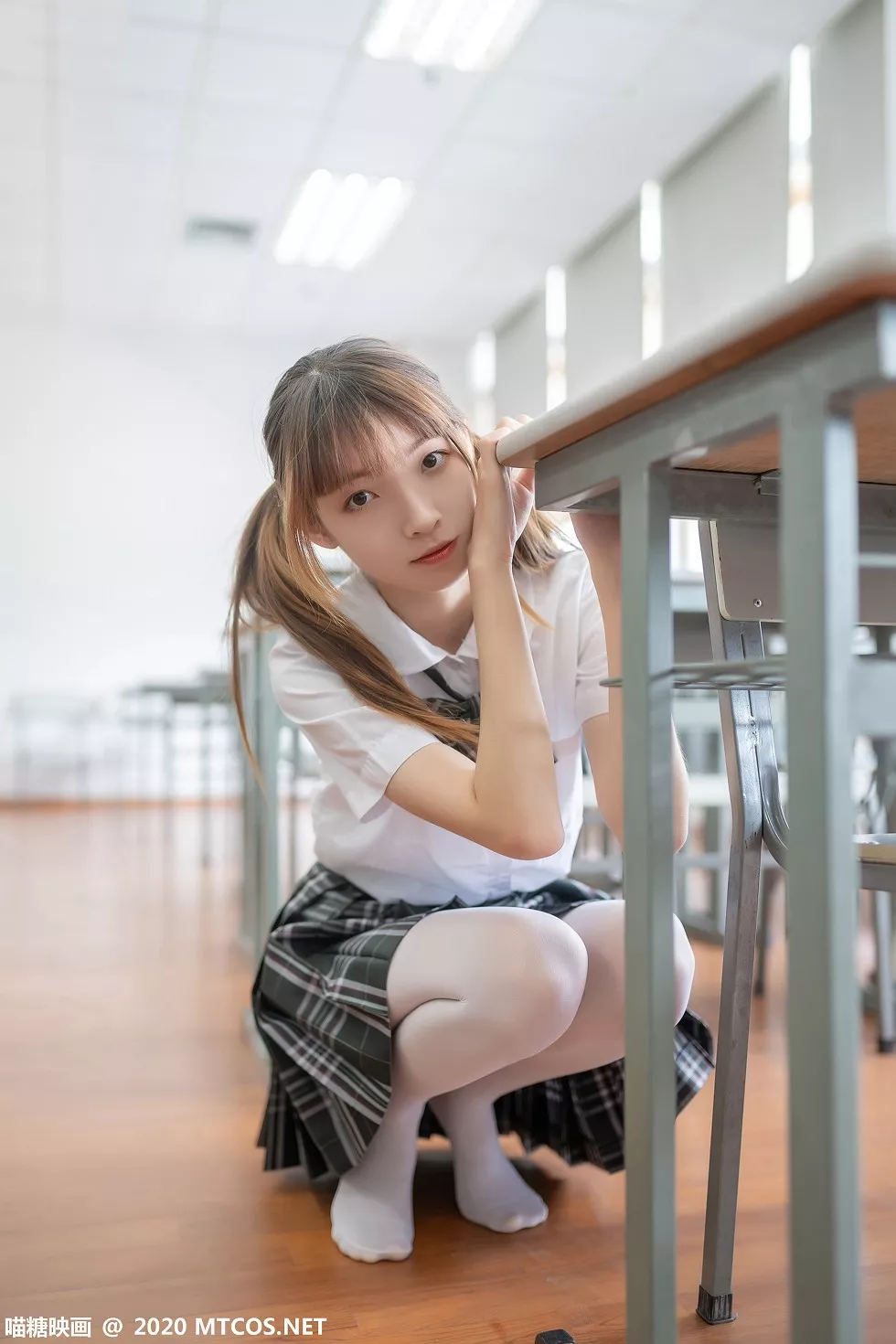 Xgyw.Org_[喵糖映画]JKL.008_夏季JK制服美女教室里性感白衬衣配格子裙秀白丝裤袜诱惑写真49P