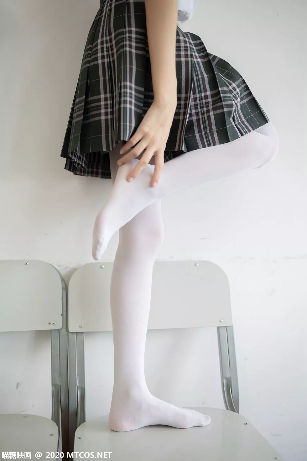 Xgyw.Org_[喵糖映画]JKL.008_夏季JK制服美女教室里性感白衬衣配格子裙秀白丝裤袜诱惑写真49P