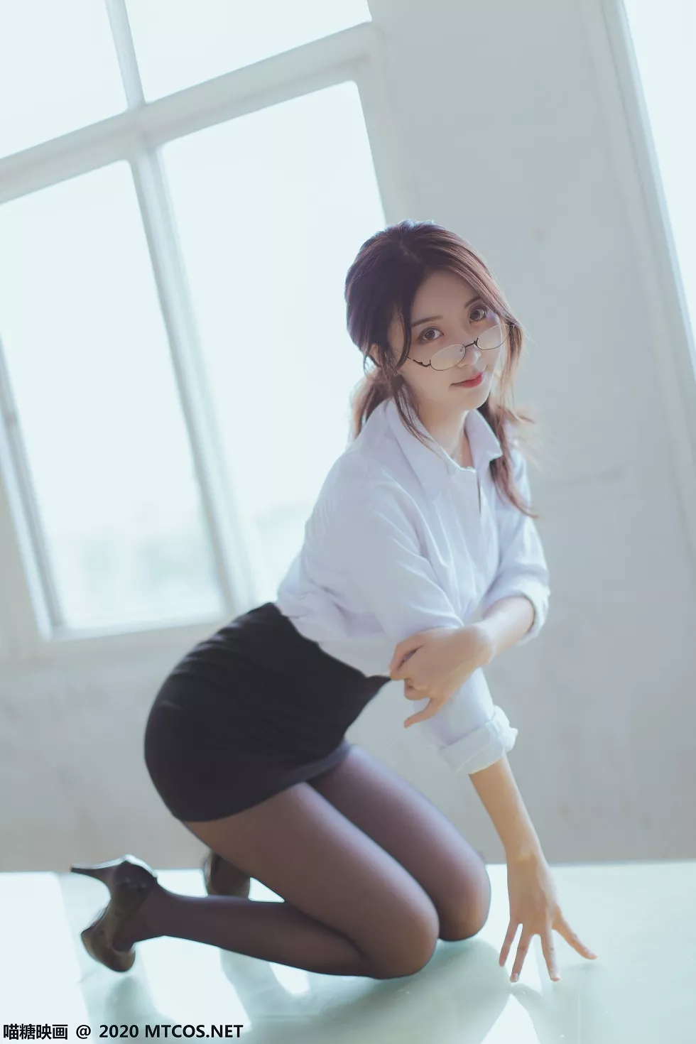 Xgyw.Org_[喵糖映画]Vol.282_教师OL制服美女性感白衬衣配黑短裙黑丝裤袜秀美腿迷人写真29P