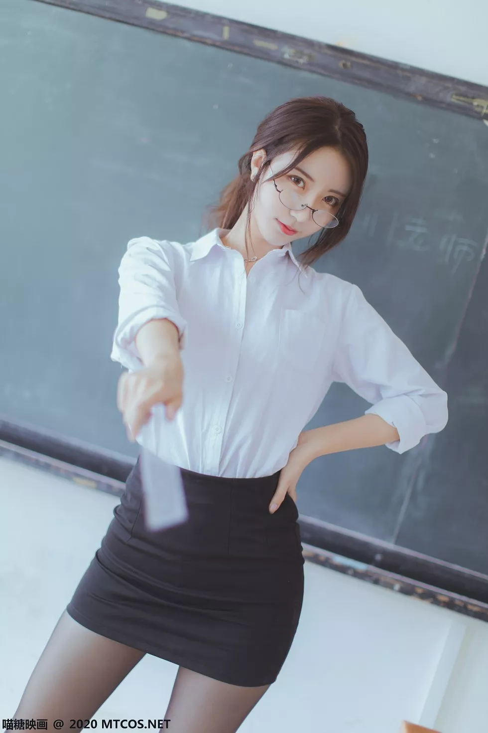 Xgyw.Org_[喵糖映画]Vol.282_教师OL制服美女性感白衬衣配黑短裙黑丝裤袜秀美腿迷人写真29P