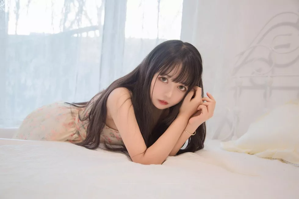 Xgyw.Org_[喵糖映画]Vol.287_花色吊带裙美少女私房床上低胸秀完美身材迷人诱惑写真24P