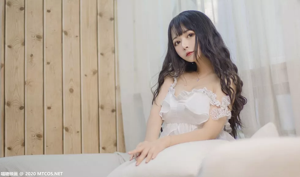 Xgyw.Org_[喵糖映画]Vol.288_长发美少女客厅白色抹胸内衣配牛仔短裙秀白嫩肌肤性感写真20P