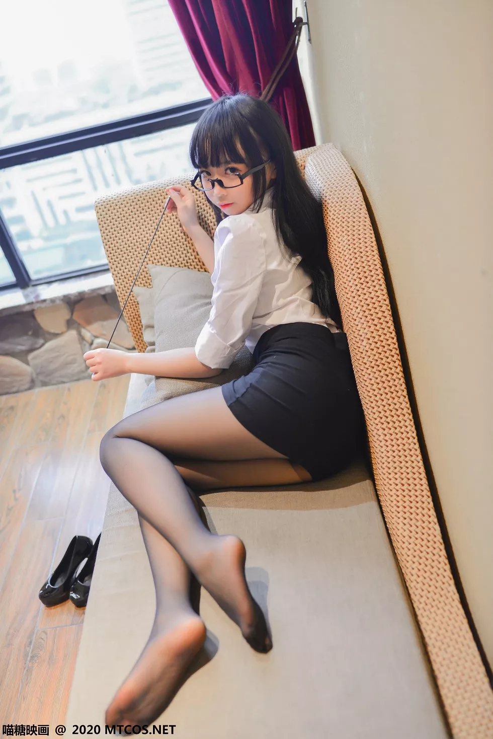Xgyw.Org_[喵糖映画]Vol.270_白衬衣美少女私房沙发上性感黑短裙配超薄黑丝裤袜迷人写真20P