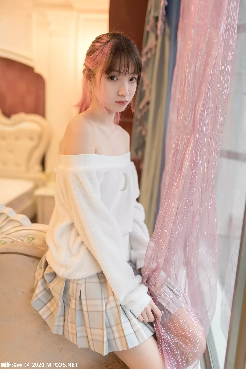 Xgyw.Org_[喵糖映画]Vol.300_白色毛衣美少女私房性感短裙配超薄肉丝裤袜秀美腿诱惑写真49P