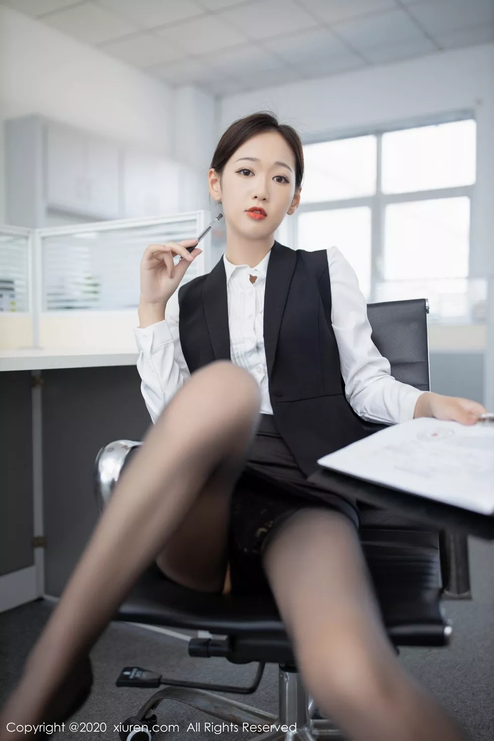 Xgyw.Org_XiuRen第2795期_嫩模唐安琪办公室职员主题半脱露开档黑丝裤袜秀翘臀诱惑写真55P