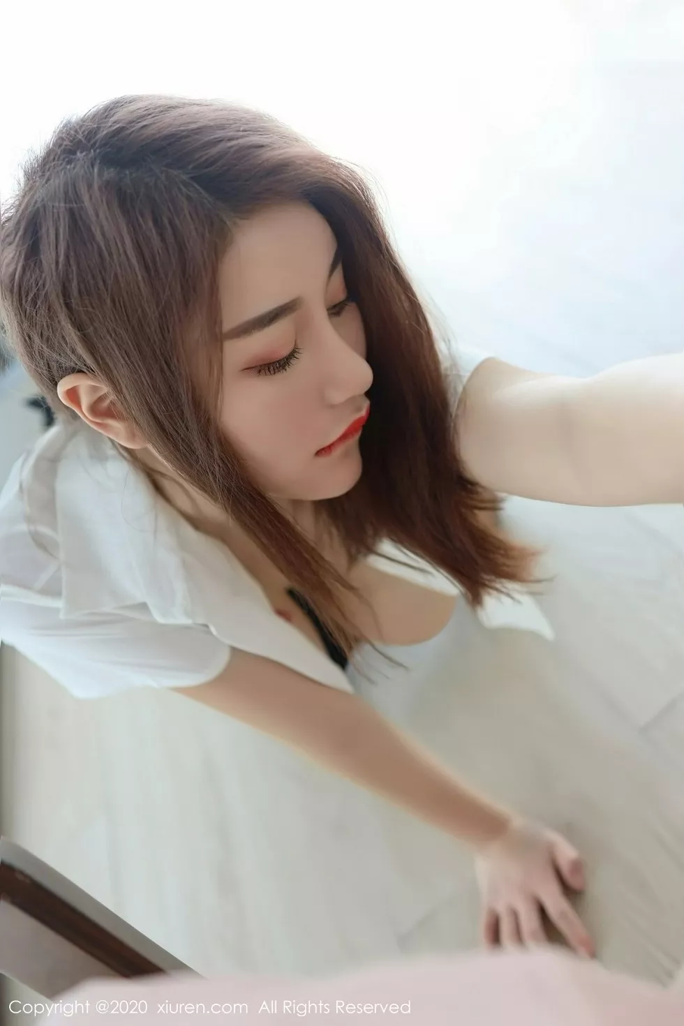 Xgyw.Org_XiuRen第2831期_嫩模美七Mia三亚旅拍白衬衫黑短裙制服配黑丝裤袜撩人诱惑写真48P