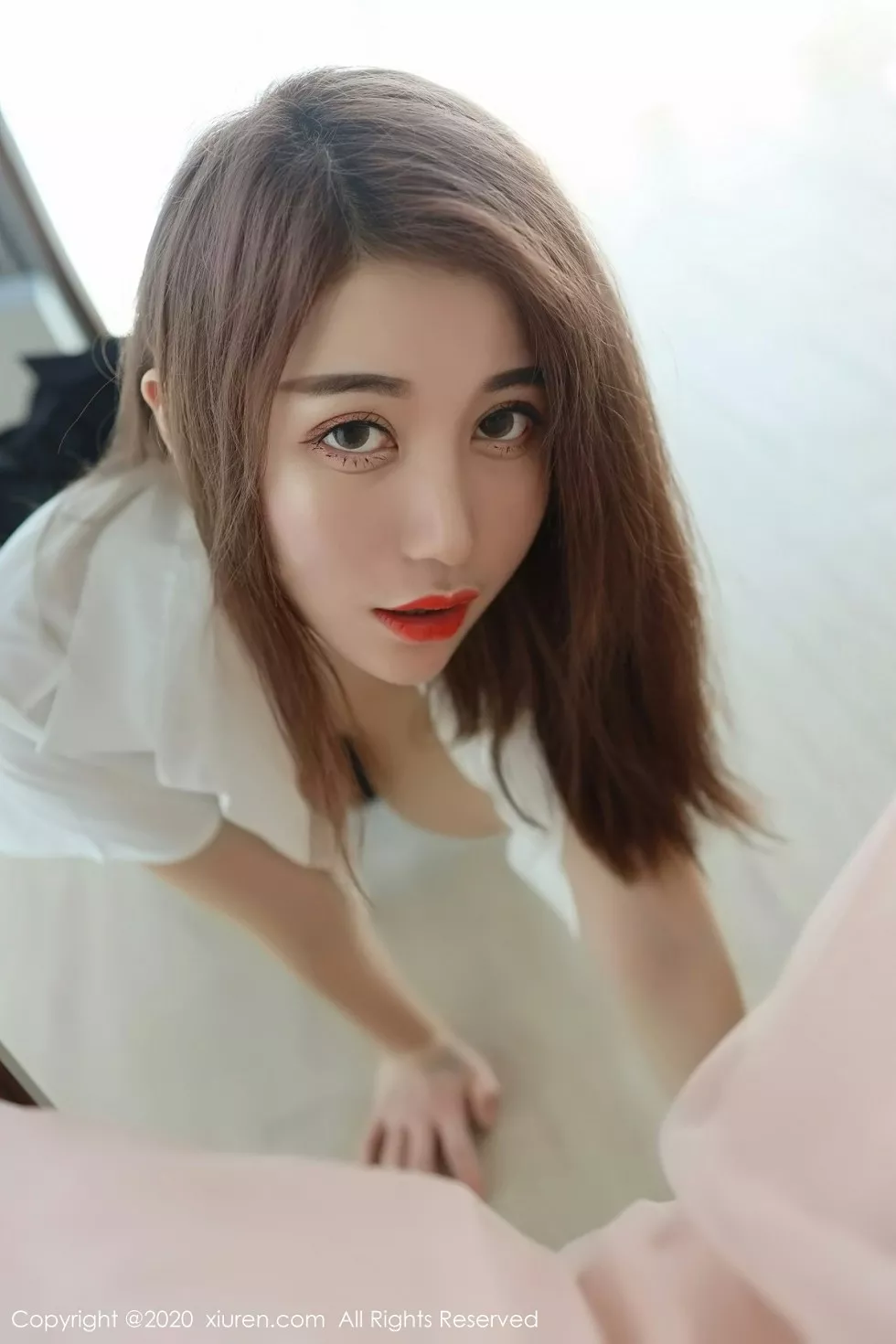 Xgyw.Org_XiuRen第2831期_嫩模美七Mia三亚旅拍白衬衫黑短裙制服配黑丝裤袜撩人诱惑写真48P