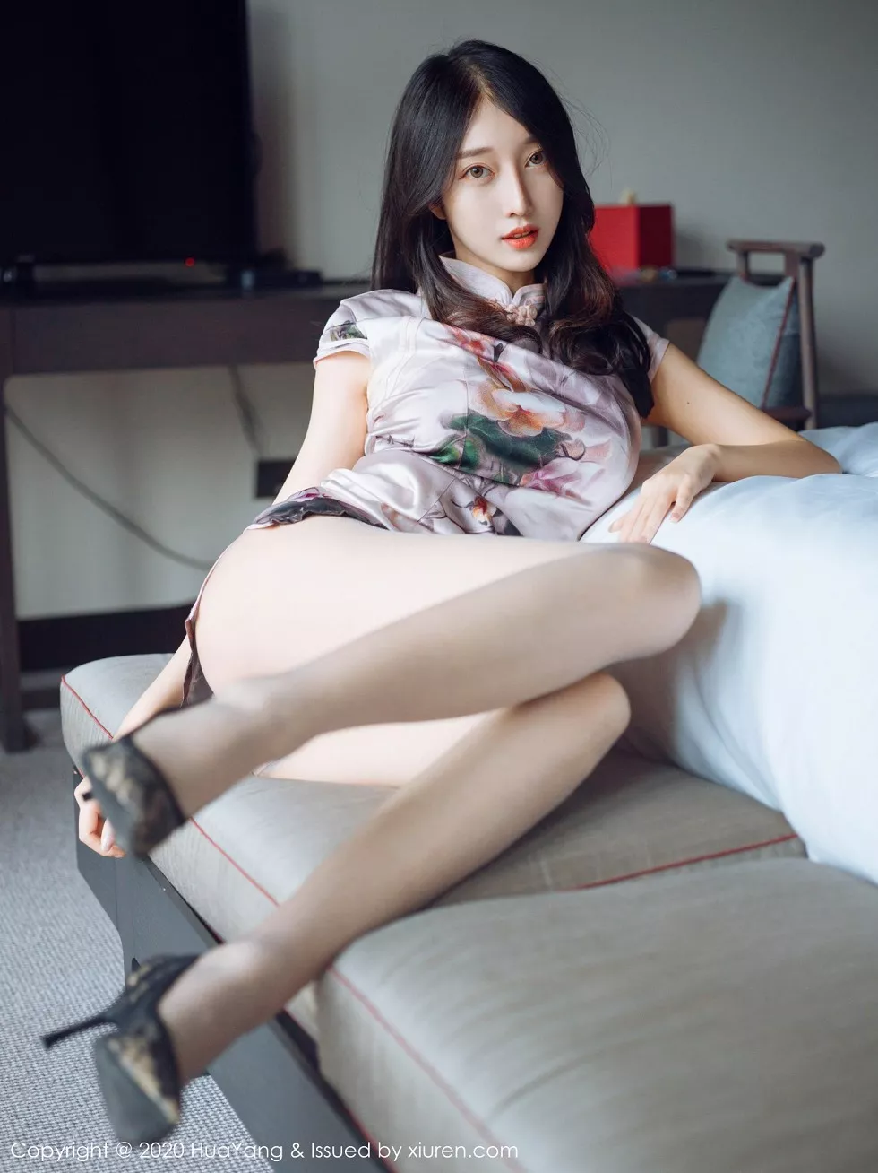 Xgyw.Org_[HuaYang花漾]Vol.339_模特玥儿玥er杭州旅拍脱古韵旗袍露粉色内衣黑丝裤袜诱惑写真52P