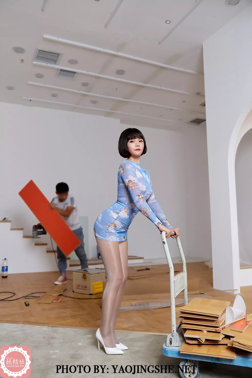 Xgyw.Org_[妖精社]T2035_嫩模唐飞飞装修工主题彩色薄透服饰配无内肉丝裤袜撩人诱惑写真60P