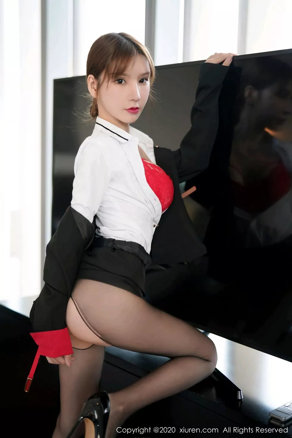 Xgyw.Org_XiuRen第2915期_女神周于希Sandy空姐真实场景剧情主题红色内衣配黑丝诱惑写真106P