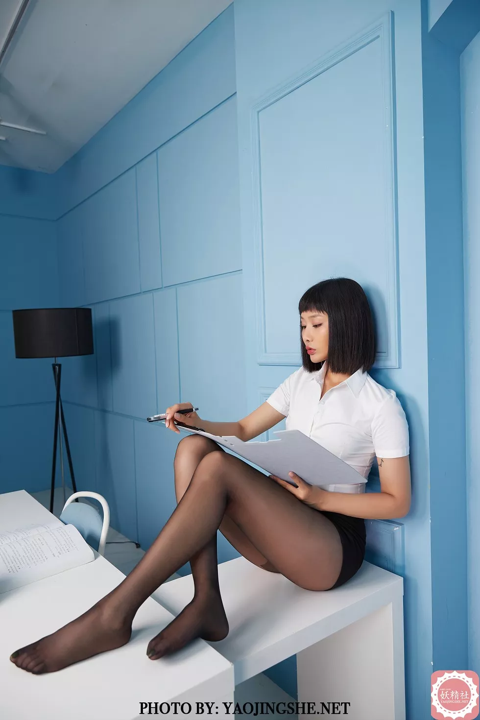 Xgyw.Org_[妖精社]T2037_嫩模可可办公室女主管主题性感白衬衫配无内黑丝裤袜诱惑写真40P