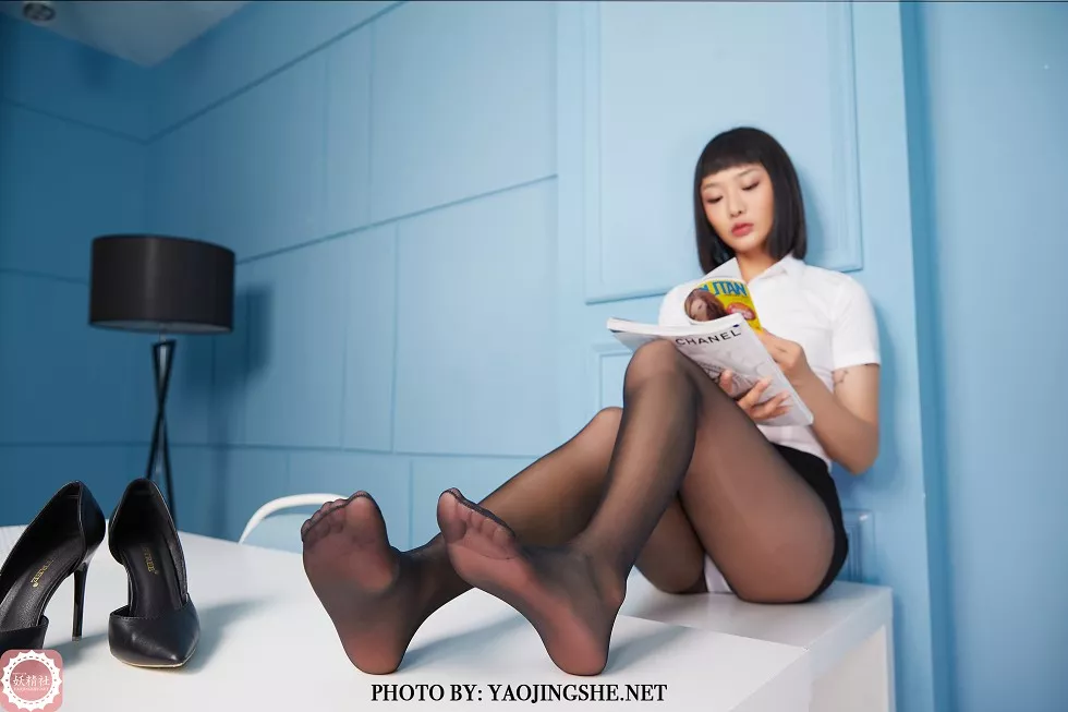 Xgyw.Org_[妖精社]T2037_嫩模可可办公室女主管主题性感白衬衫配无内黑丝裤袜诱惑写真40P