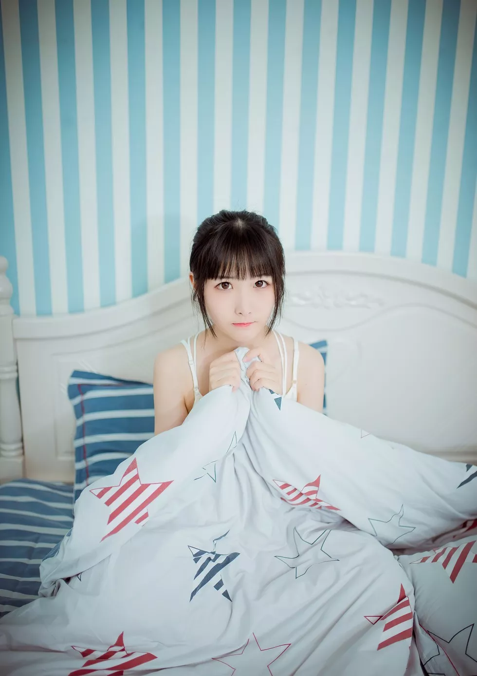 Xgyw.Org_[喵糖映画]Vol.311_居家美少女私房性感黑色短袖衫+白色睡衣秀美腿诱惑写真20P