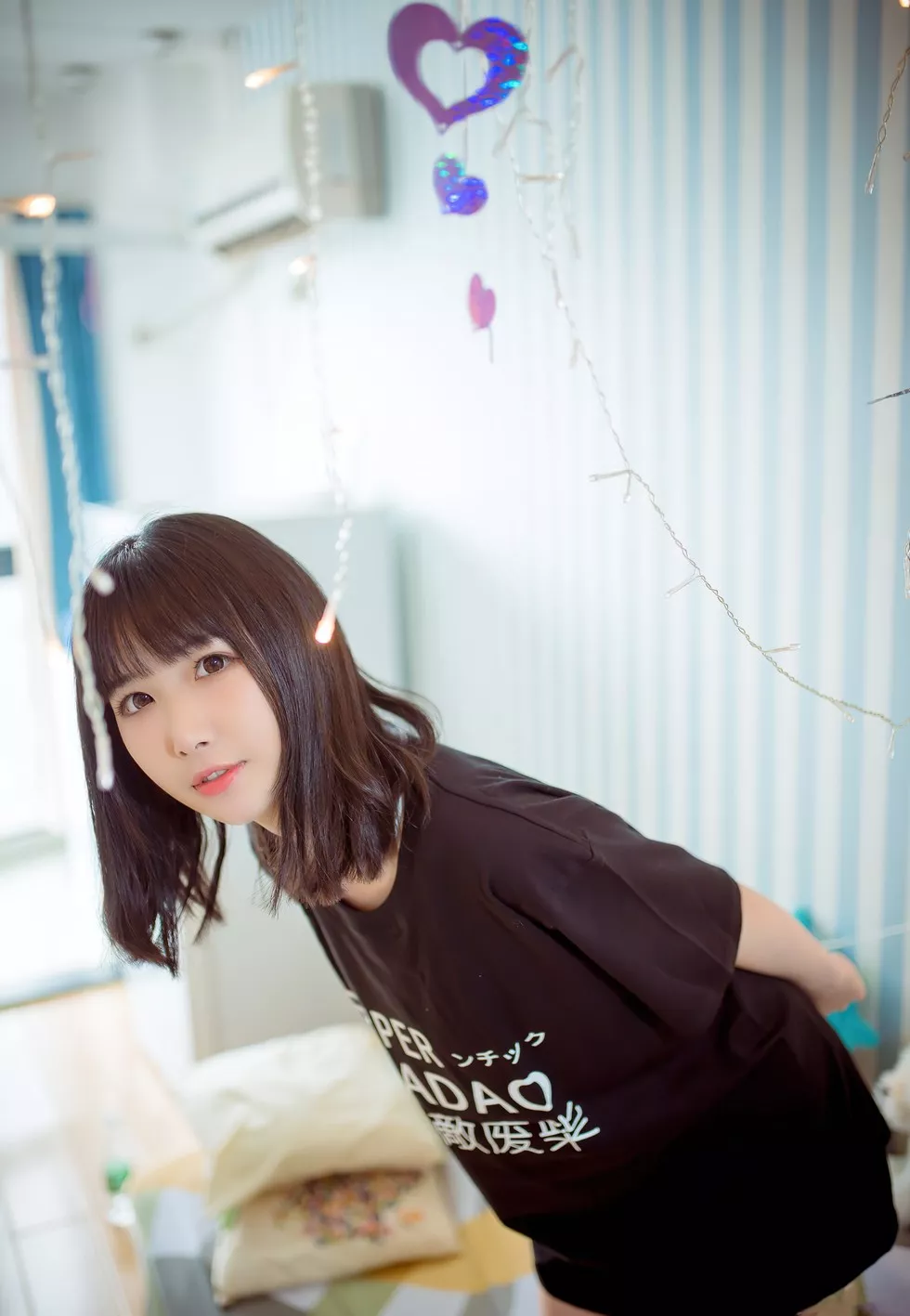 Xgyw.Org_[喵糖映画]Vol.311_居家美少女私房性感黑色短袖衫+白色睡衣秀美腿诱惑写真20P