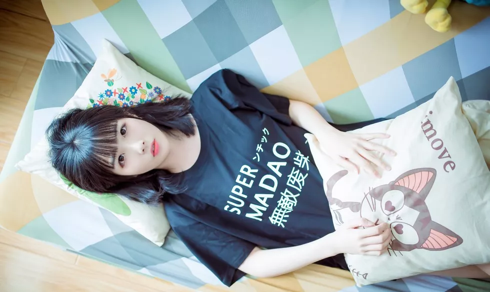 Xgyw.Org_[喵糖映画]Vol.311_居家美少女私房性感黑色短袖衫+白色睡衣秀美腿诱惑写真20P