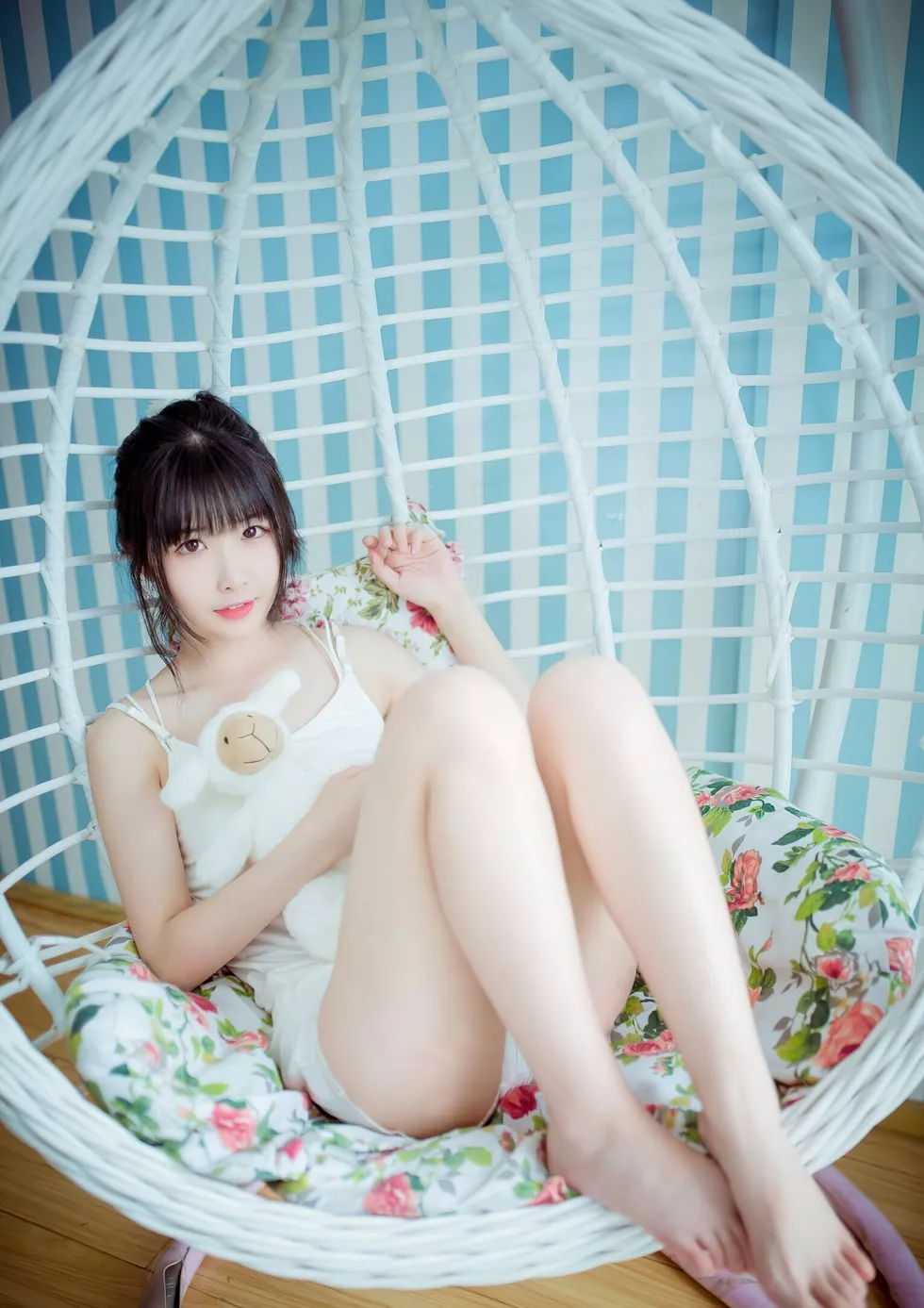 Xgyw.Org_[喵糖映画]Vol.311_居家美少女私房性感黑色短袖衫+白色睡衣秀美腿诱惑写真20P