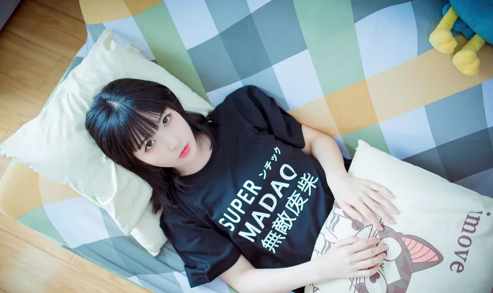 Xgyw.Org_[喵糖映画]Vol.311_居家美少女私房性感黑色短袖衫+白色睡衣秀美腿诱惑写真20P