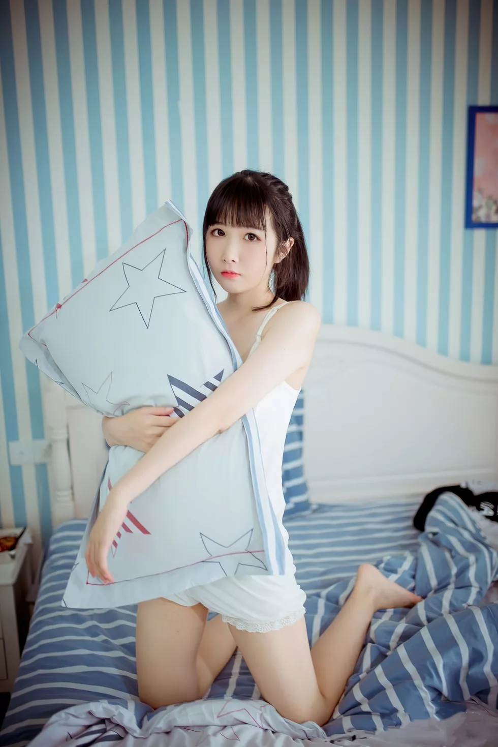Xgyw.Org_[喵糖映画]Vol.311_居家美少女私房性感黑色短袖衫+白色睡衣秀美腿诱惑写真20P