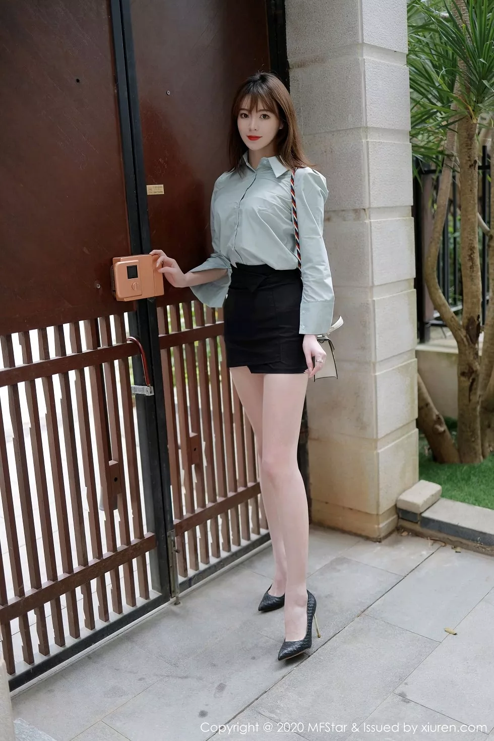 Xgyw.Org_[MFStar模范学院]Vol.429_嫩模yoo优优三亚旅拍都市职场OL主题黑短裙秀美腿性感写真57P