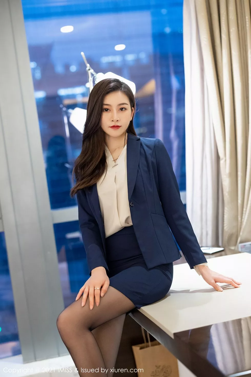 Xgyw.Org_[IMISS爱蜜社]Vol.549_气质美女Vanessa短裙下性感黑丝裤袜秀美腿迷人诱惑写真53P