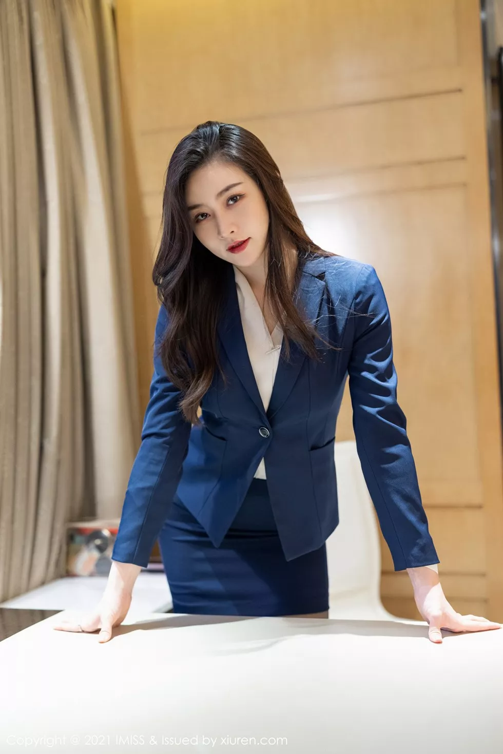 Xgyw.Org_[IMISS爱蜜社]Vol.549_气质美女Vanessa短裙下性感黑丝裤袜秀美腿迷人诱惑写真53P
