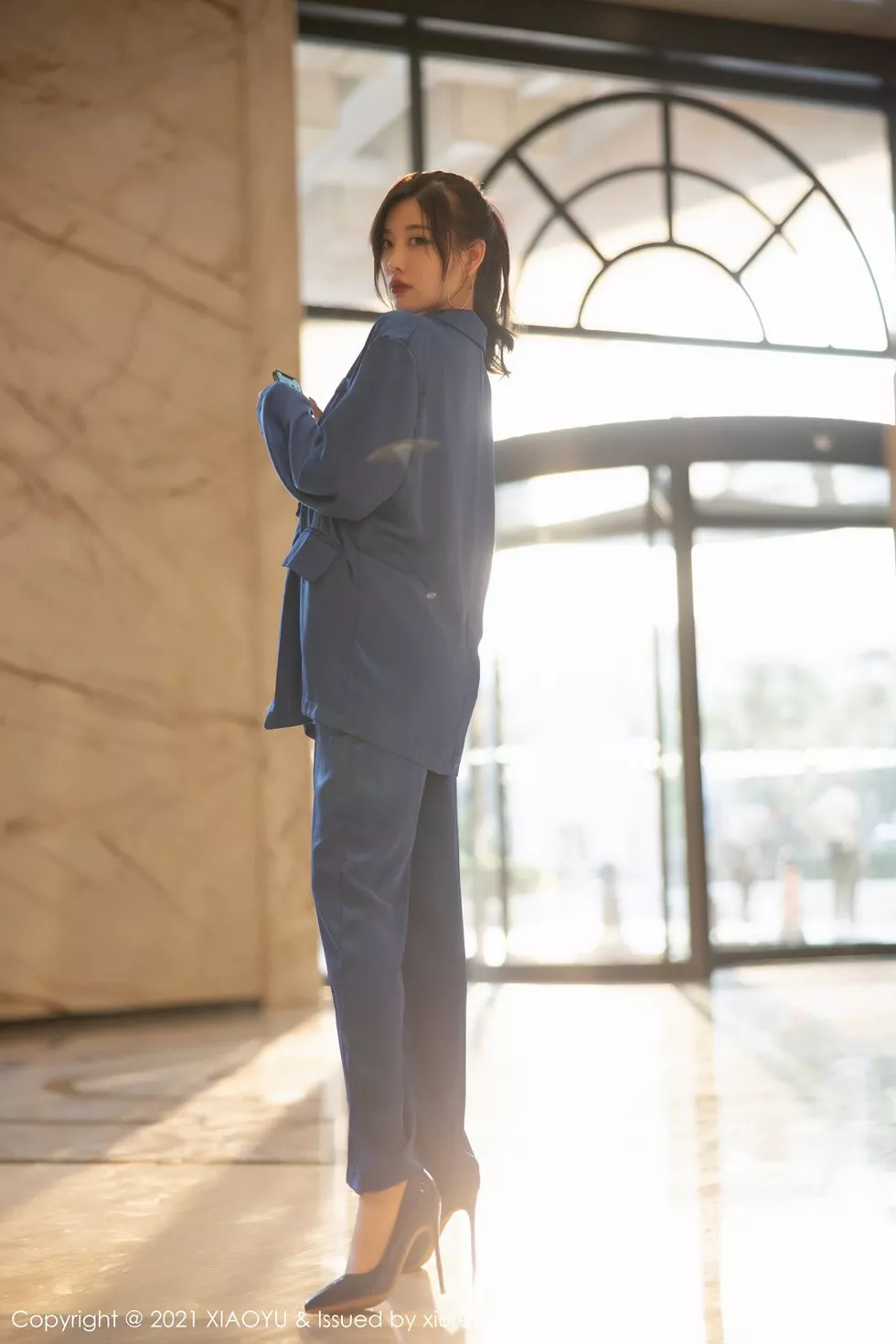 Xgyw.Org_[XiaoYu画语界]Vol.467_女神杨晨晨sugar私房旅拍蓝色西装下丝质吊带配蕾丝内裤诱惑写真98P