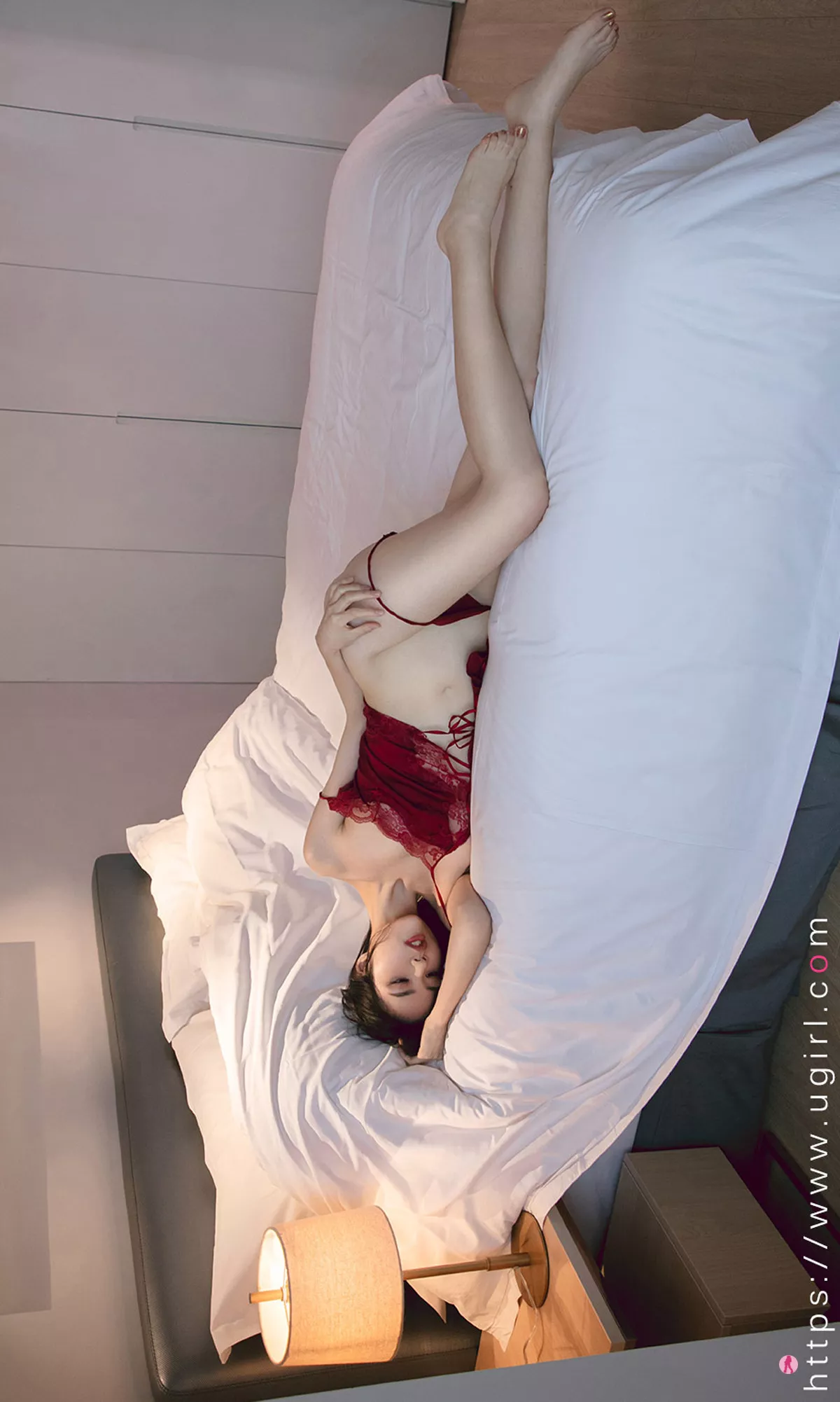 Xgyw.Org_[Ugirls爱尤物]No.2032_嫩模欧阳美萱私房红色丝质吊带睡裙秀完美身材翘臀诱惑写真35P