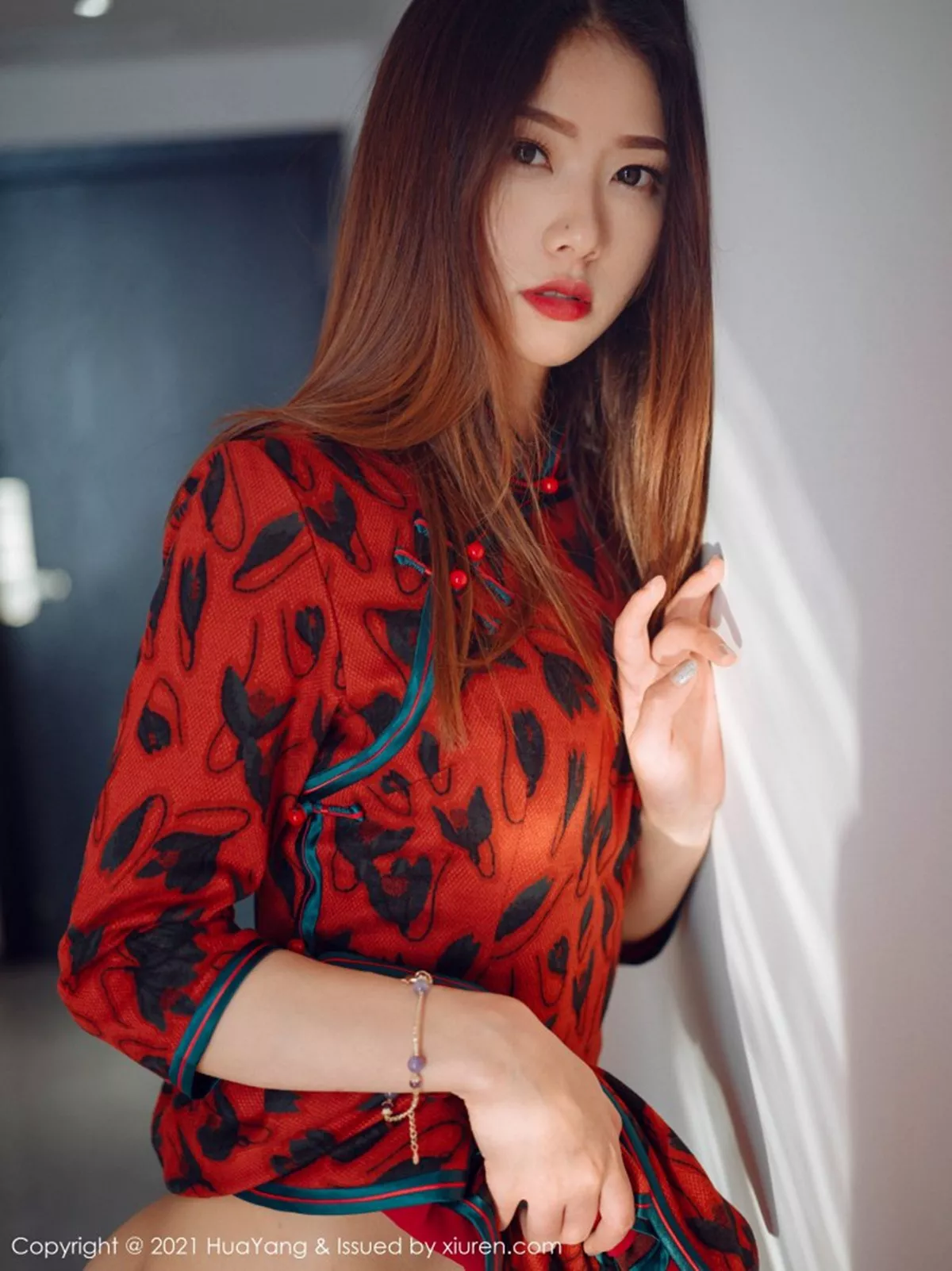 Xgyw.Org_[HuaYang花漾]Vol.369_嫩模方子萱色彩鲜丽服饰配蕾丝袜半脱秀完美曲线迷人诱惑写真50P
