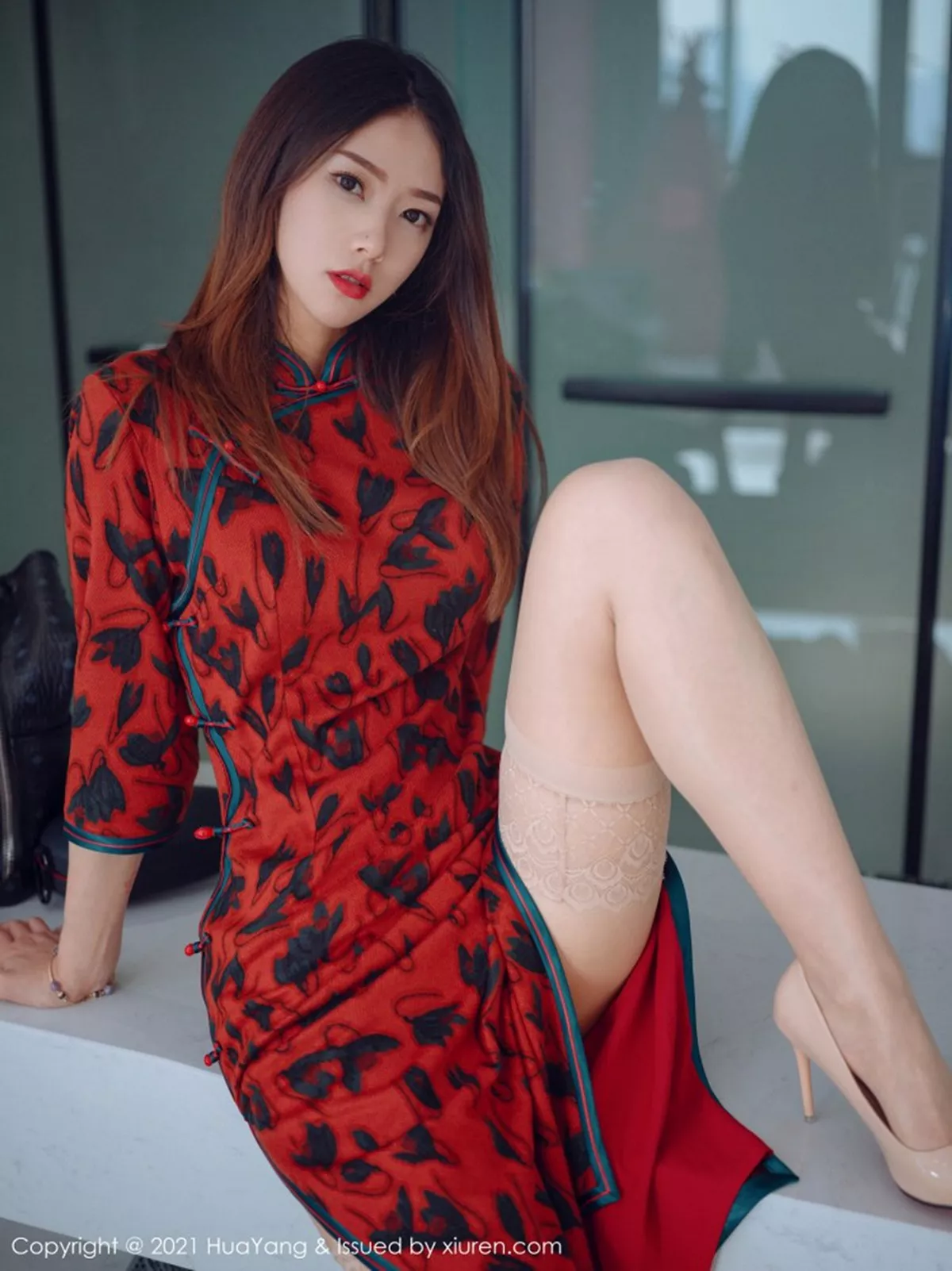 Xgyw.Org_[HuaYang花漾]Vol.369_嫩模方子萱色彩鲜丽服饰配蕾丝袜半脱秀完美曲线迷人诱惑写真50P