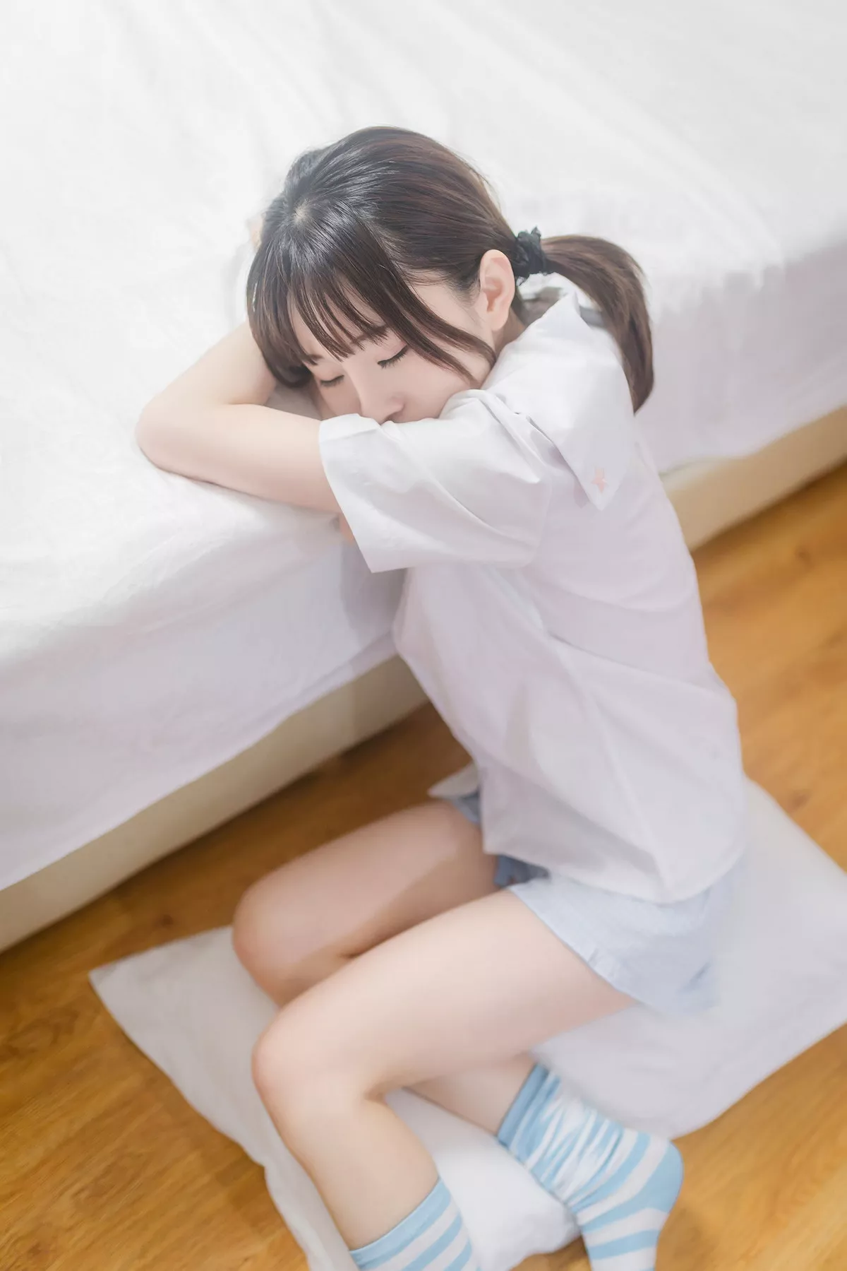 Xgyw.Org_动漫博主Kitaro_绮太郎蓝白条纹袜主题性感蓝色短裙秀白嫩美腿诱惑写真42P
