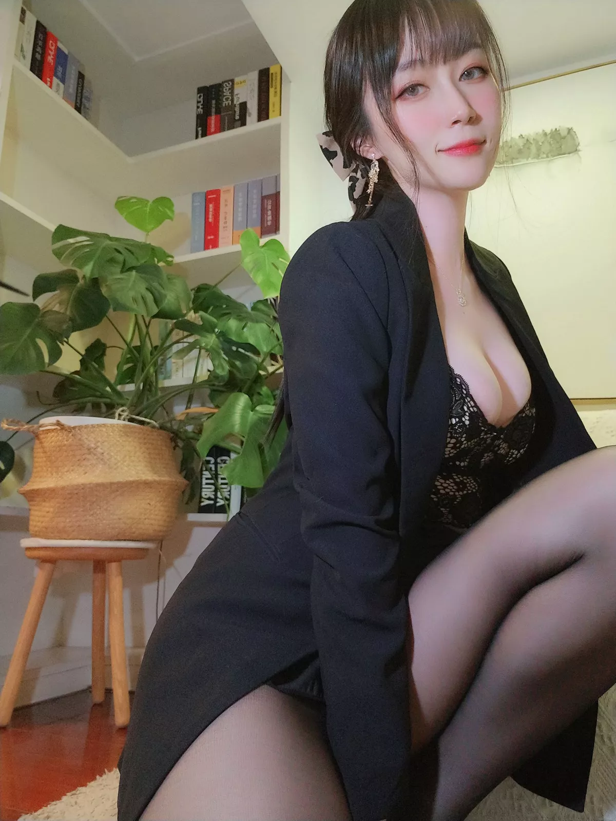 Xgyw.Org_Coser小姐姐白银81性感黑色西服配短裙半撩露黑丝裤袜秀翘臀诱惑写真70P
