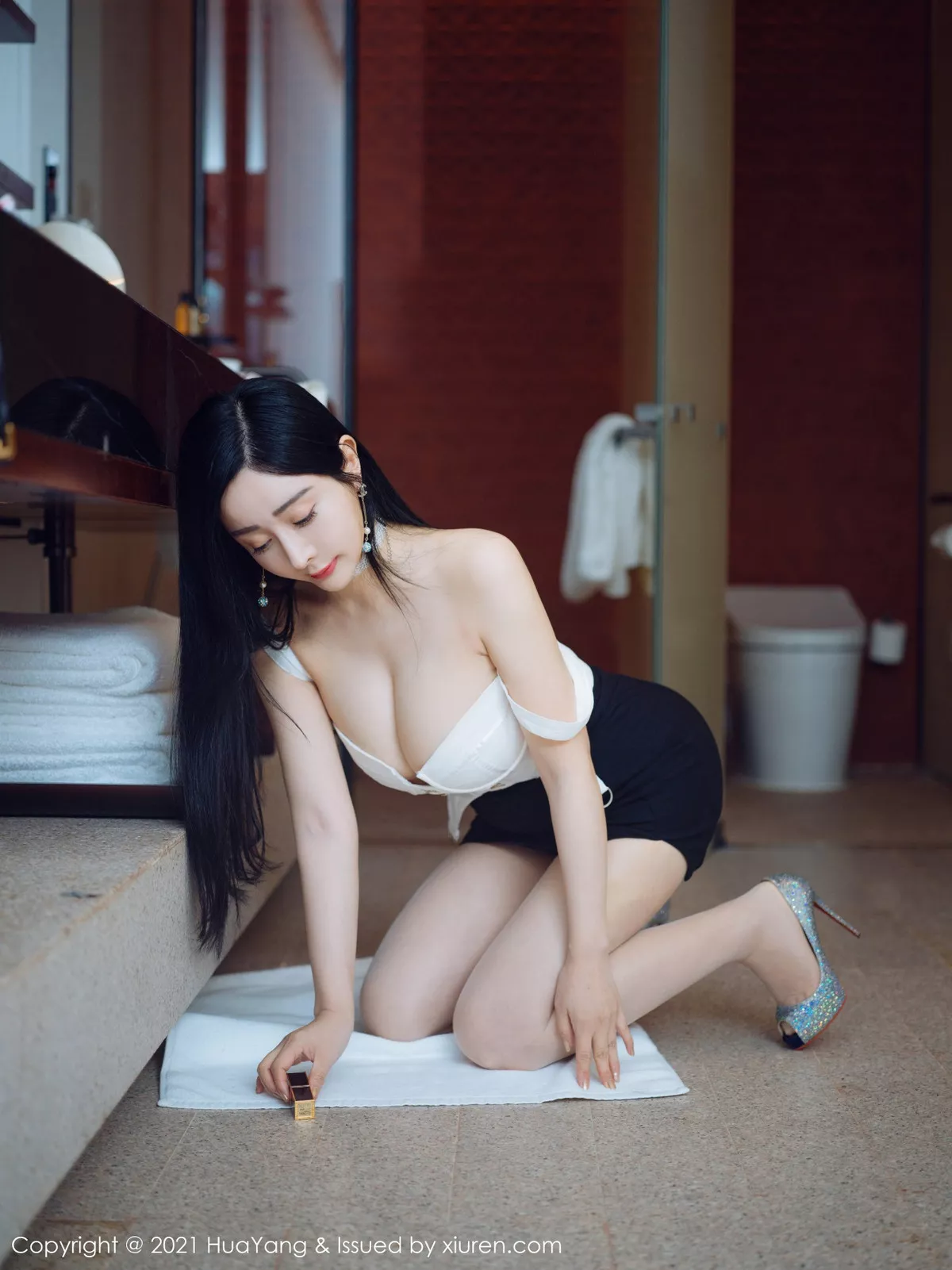 Xgyw.Org_[HuaYang花漾]Vol.381_嫩模允爾厦门旅拍经典职场制服主题半脱露傲人豪乳诱惑写真46P