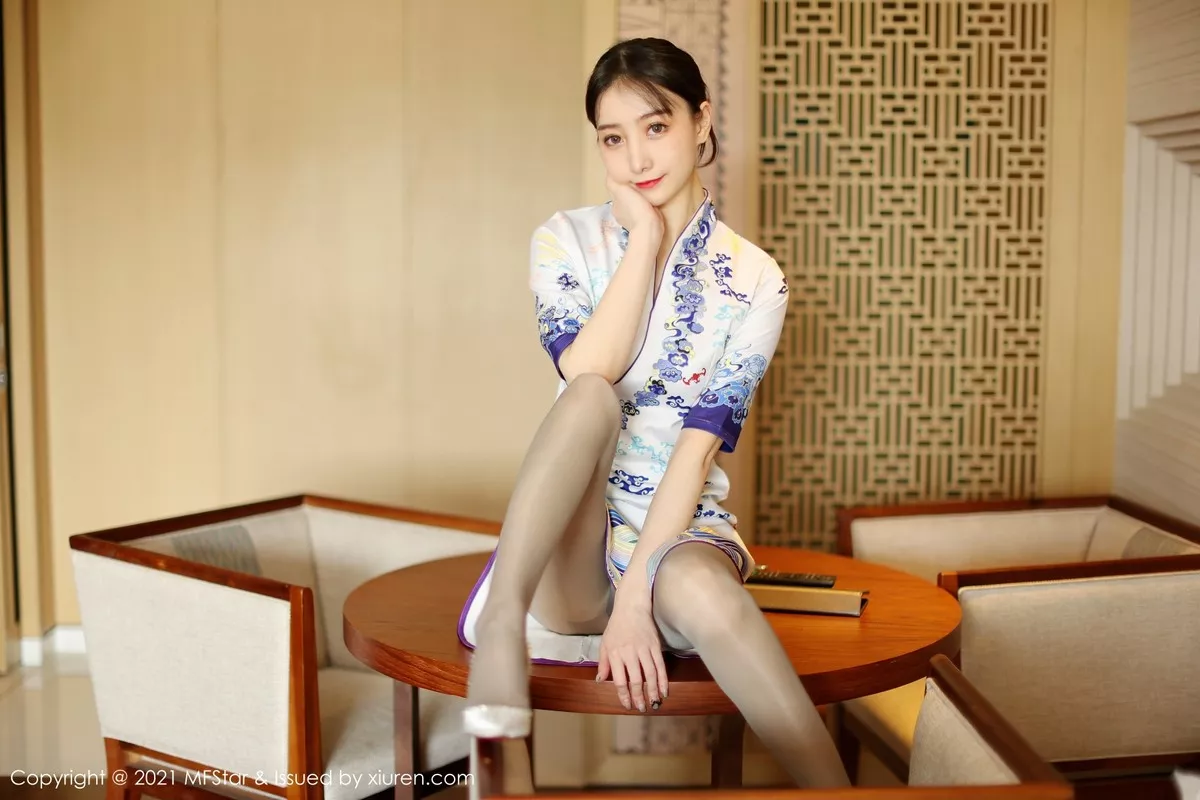 Xgyw.Org_[MFStar模范学院]Vol.490_嫩模水水er丽江旅拍私房古韵旗袍配超薄丝袜秀翘臀诱惑写真58P