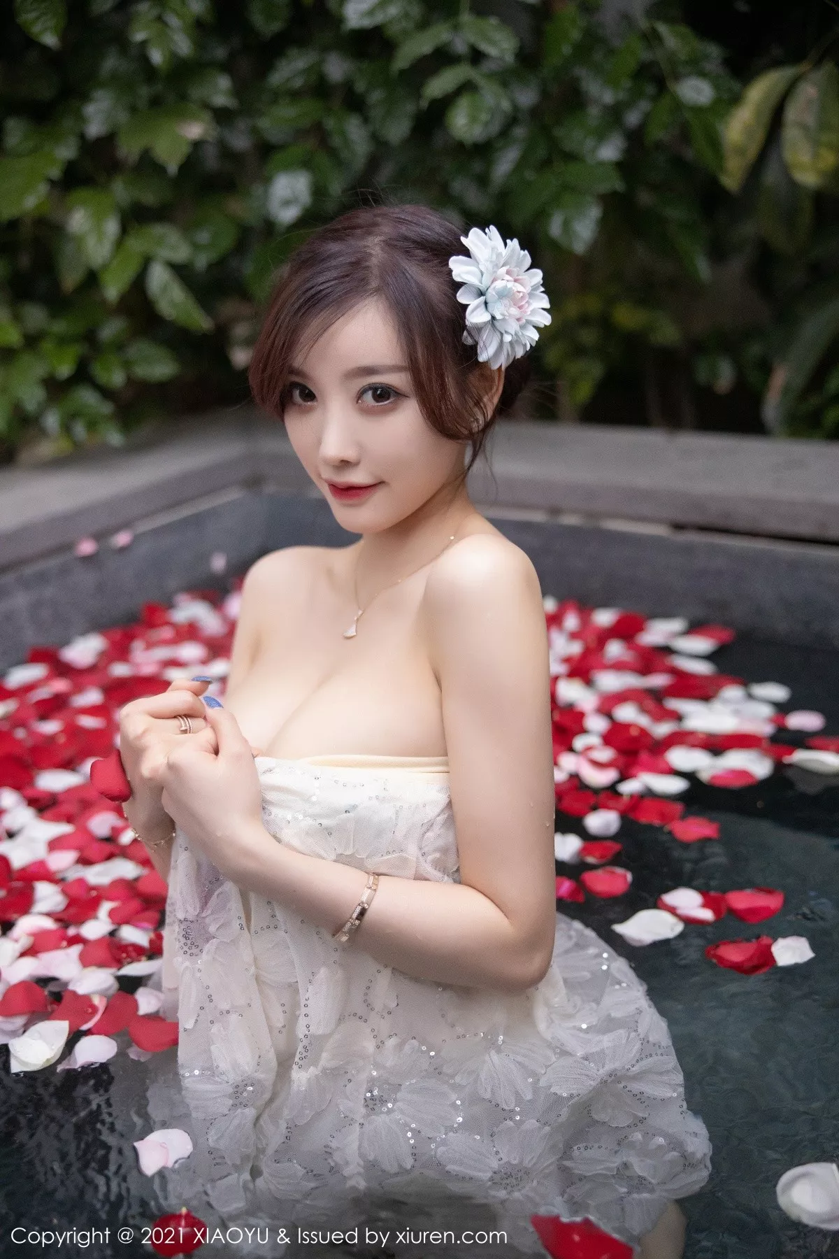 Xgyw.Org_[XiaoYu画语界]Vol.528_女神杨晨晨厦门西双版纳旅拍泳池半脱秀火辣身材诱惑写真53P
