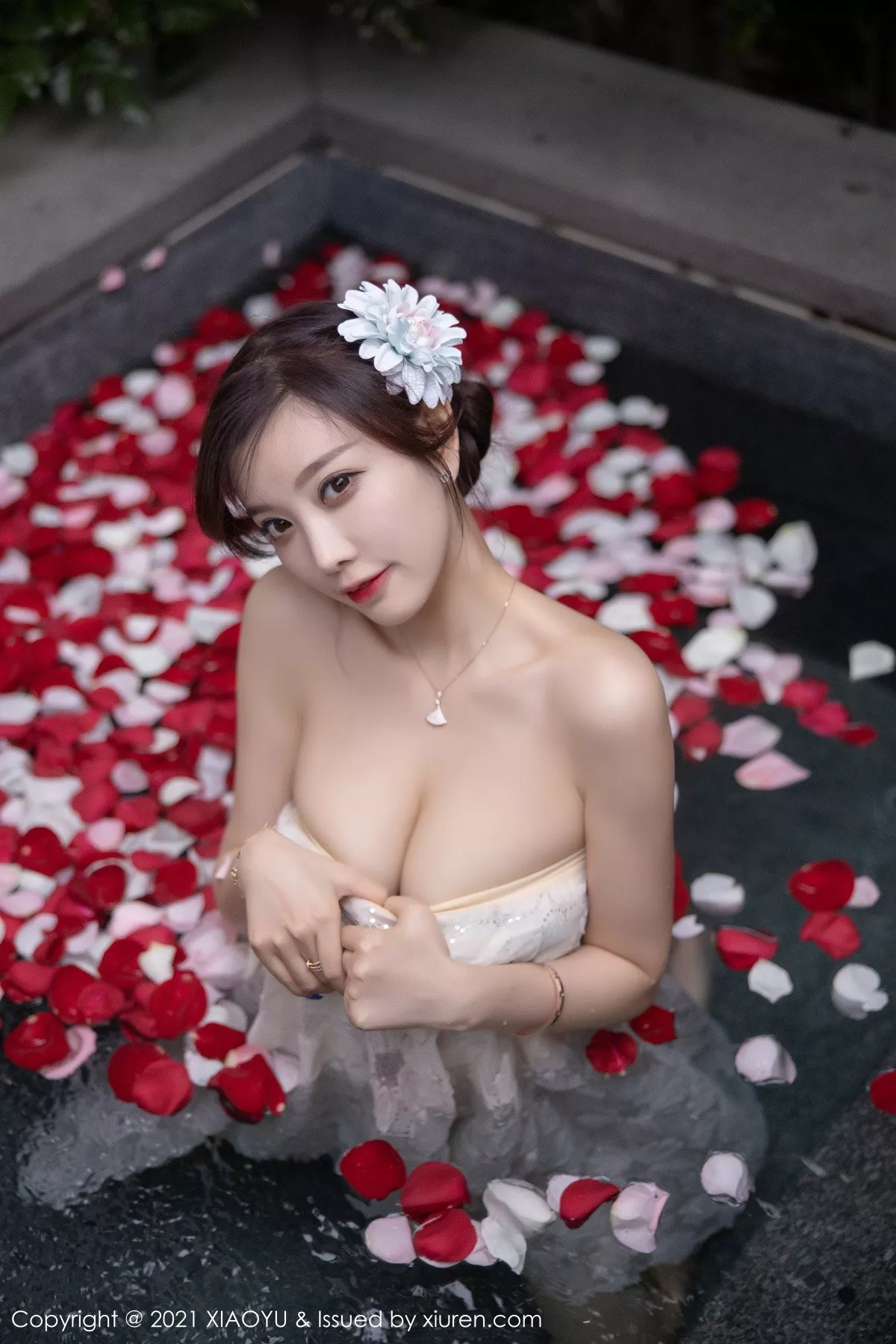 Xgyw.Org_[XiaoYu画语界]Vol.528_女神杨晨晨厦门西双版纳旅拍泳池半脱秀火辣身材诱惑写真53P