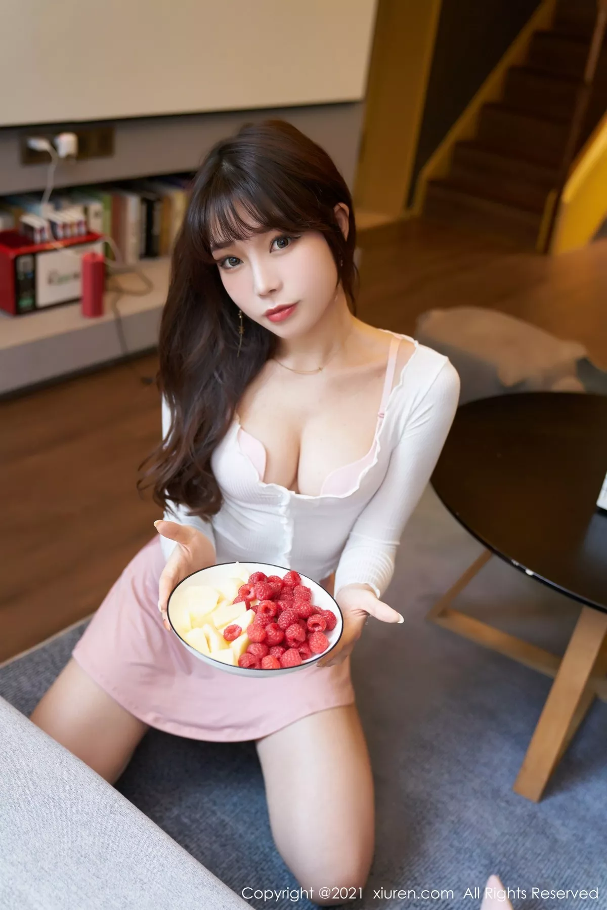 Xgyw.Org_XiuRen第3344期_女神芝芝Booty私房粉色内衣配粉短裙半脱秀翘臀撩人诱惑写真70P