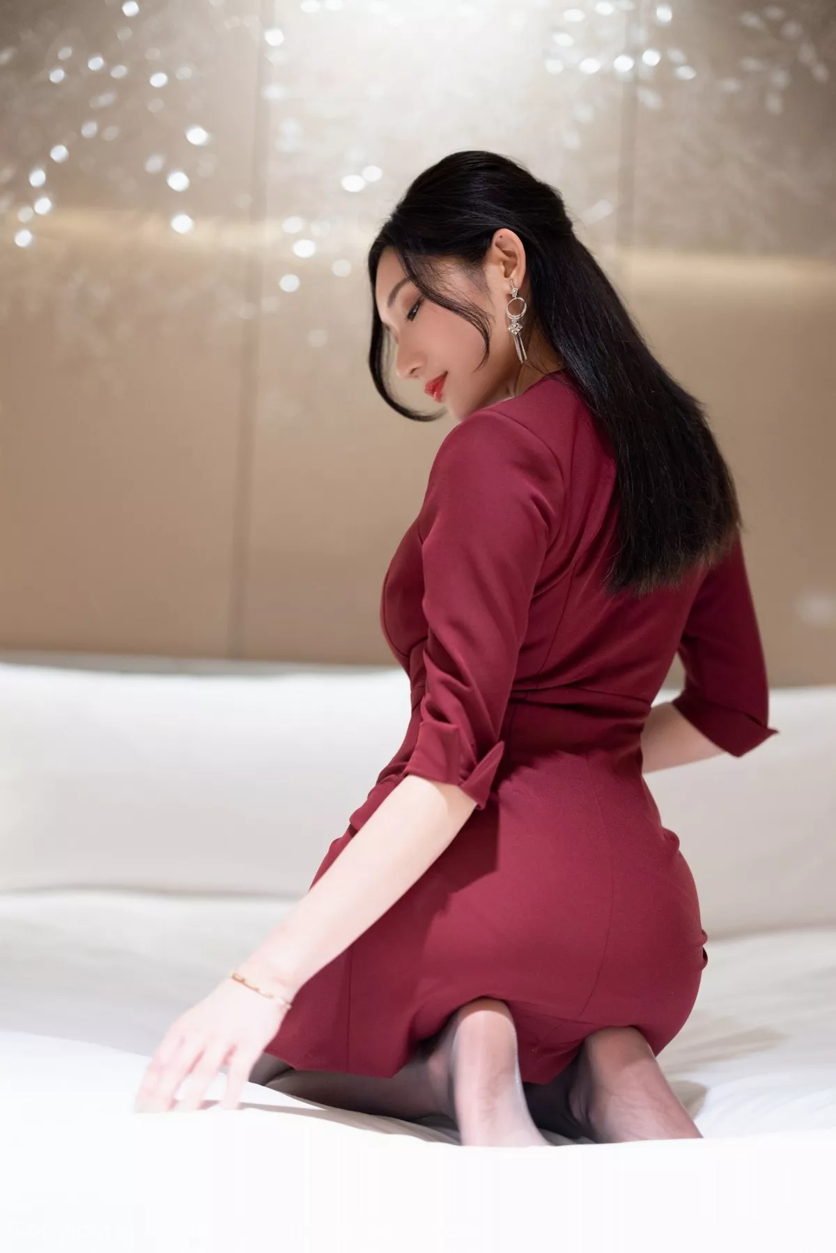 Xgyw.Org_[IMISS爱蜜社]Vol.598_女神小狐狸Kathryn猩红华丽大衣配黑丝裤袜极致魅惑写真68P