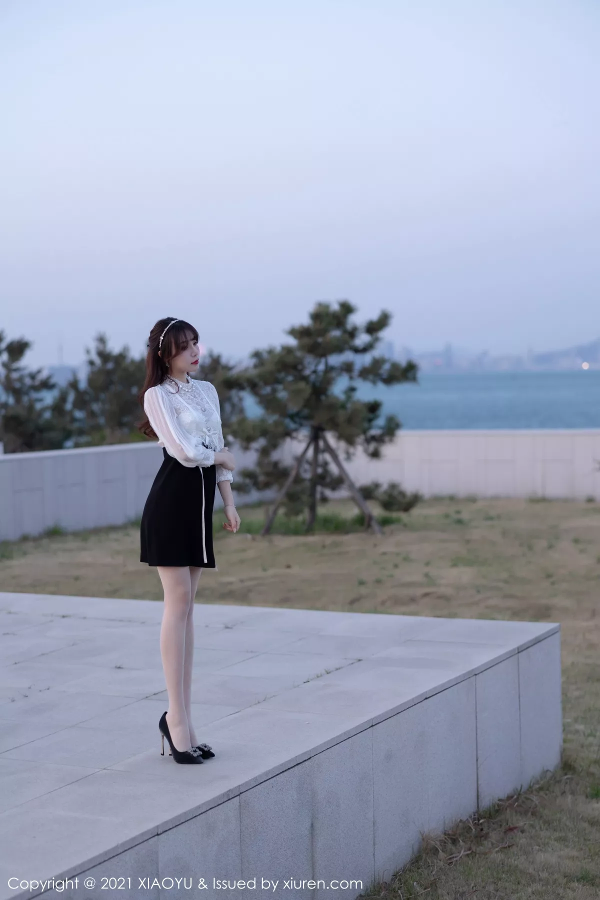 Xgyw.Org_[XiaoYu画语界]Vol.534_女神芝芝Booty青岛旅拍白色内衣配开档白丝裤袜极致魅惑写真75P