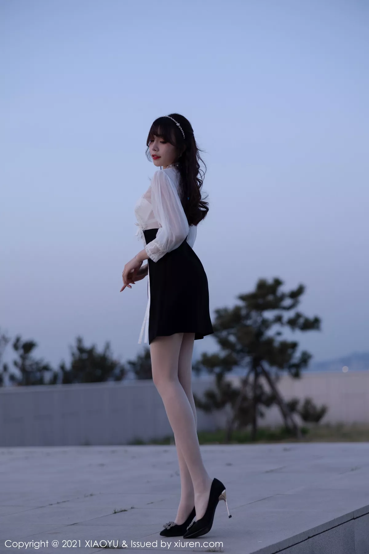 Xgyw.Org_[XiaoYu画语界]Vol.534_女神芝芝Booty青岛旅拍白色内衣配开档白丝裤袜极致魅惑写真75P