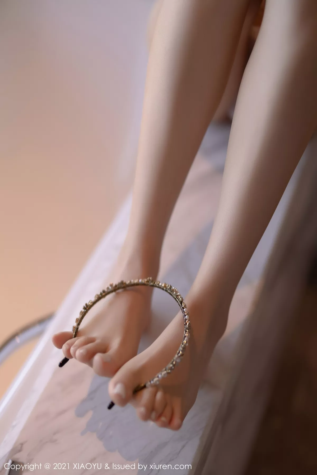 Xgyw.Org_[XiaoYu画语界]Vol.534_女神芝芝Booty青岛旅拍白色内衣配开档白丝裤袜极致魅惑写真75P