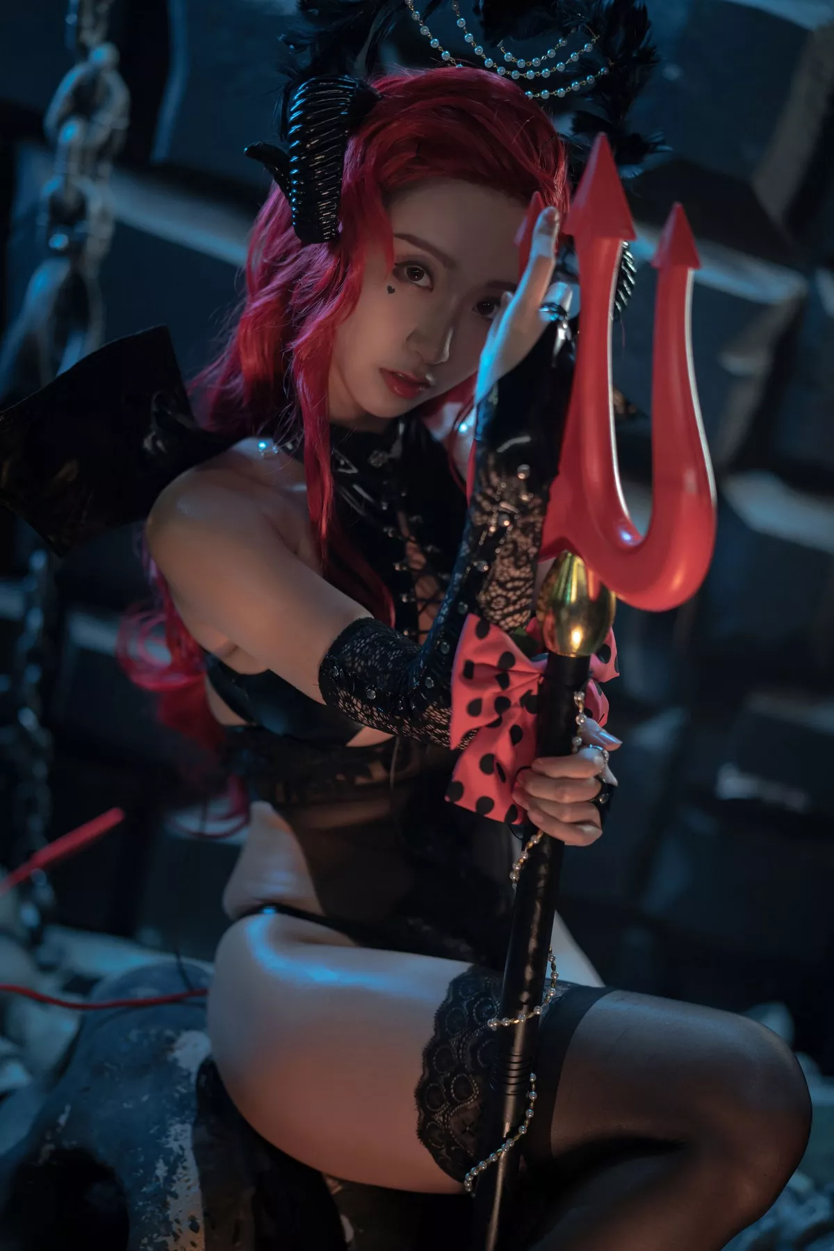 Xgyw.Org_人气Coser黑川恶魔主题黑色情趣服饰配黑丝袜露油亮肌肤完美身材诱惑写真46P