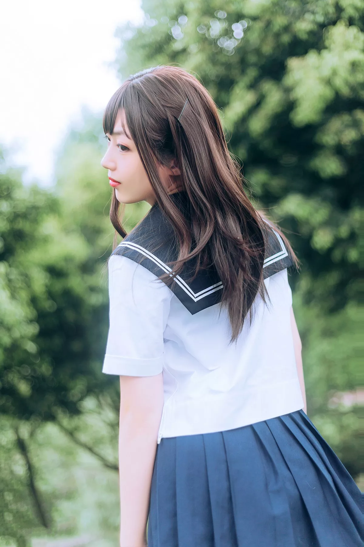 Xgyw.Org_[喵糖映画]Vol.446_眼镜美少女户外草坪上性感白色JK服饰露白嫩美腿诱惑写真36P