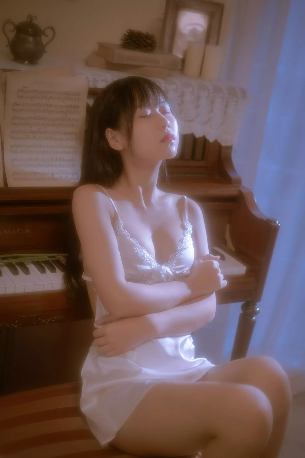 Xgyw.Org_阳光美少女萌芽儿o0居家私房主题白色低胸吊带睡裙秀丰满身材完美诱惑写真43P