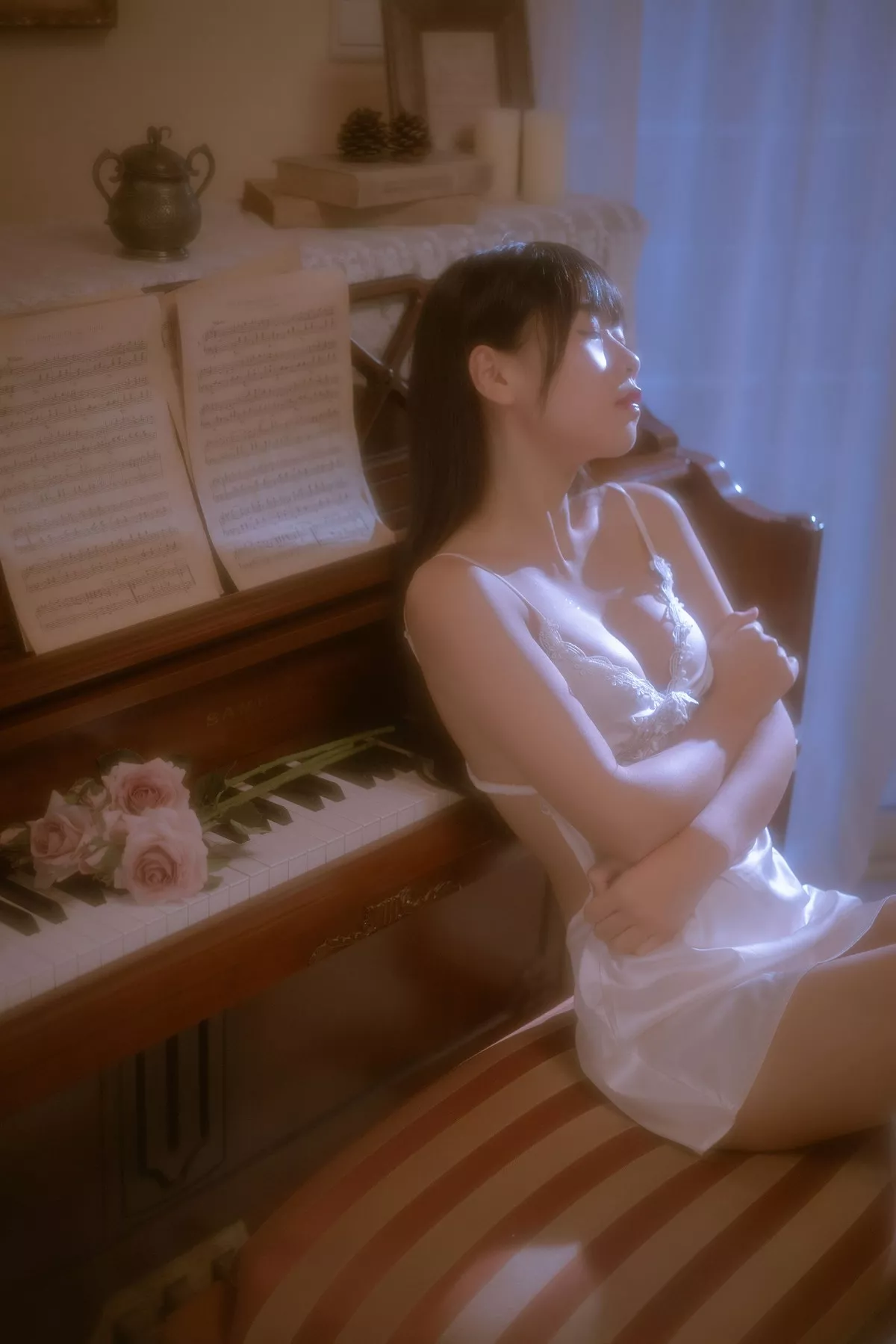 Xgyw.Org_阳光美少女萌芽儿o0居家私房主题白色低胸吊带睡裙秀丰满身材完美诱惑写真43P