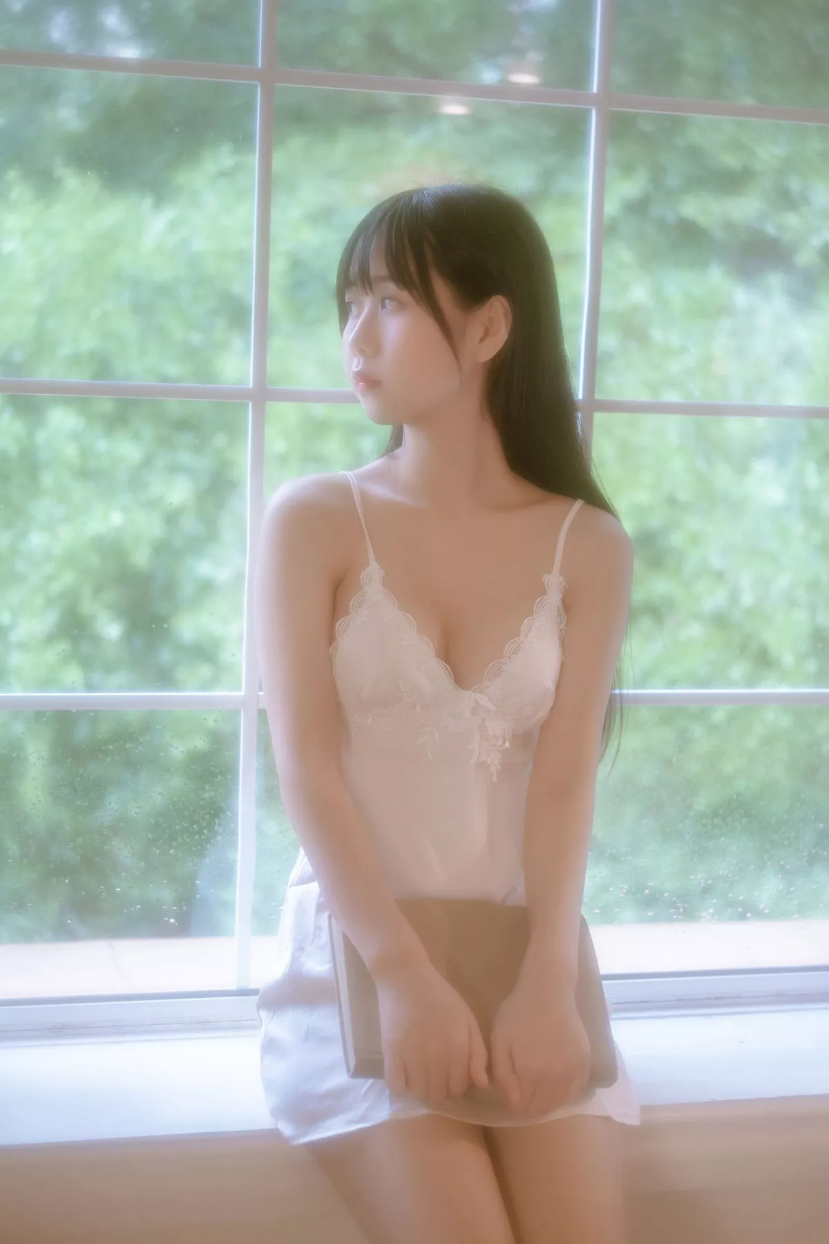 Xgyw.Org_阳光美少女萌芽儿o0居家私房主题白色低胸吊带睡裙秀丰满身材完美诱惑写真43P