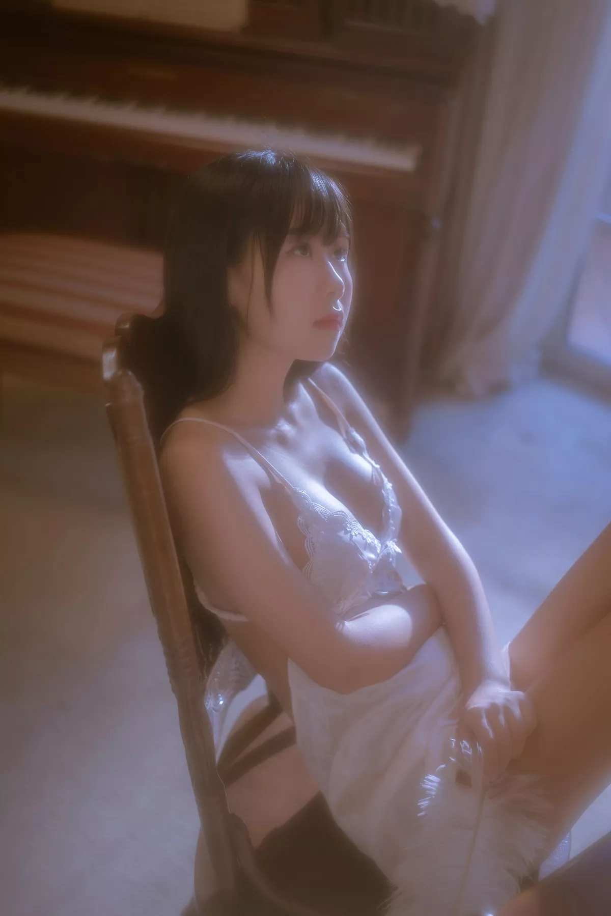 Xgyw.Org_阳光美少女萌芽儿o0居家私房主题白色低胸吊带睡裙秀丰满身材完美诱惑写真43P