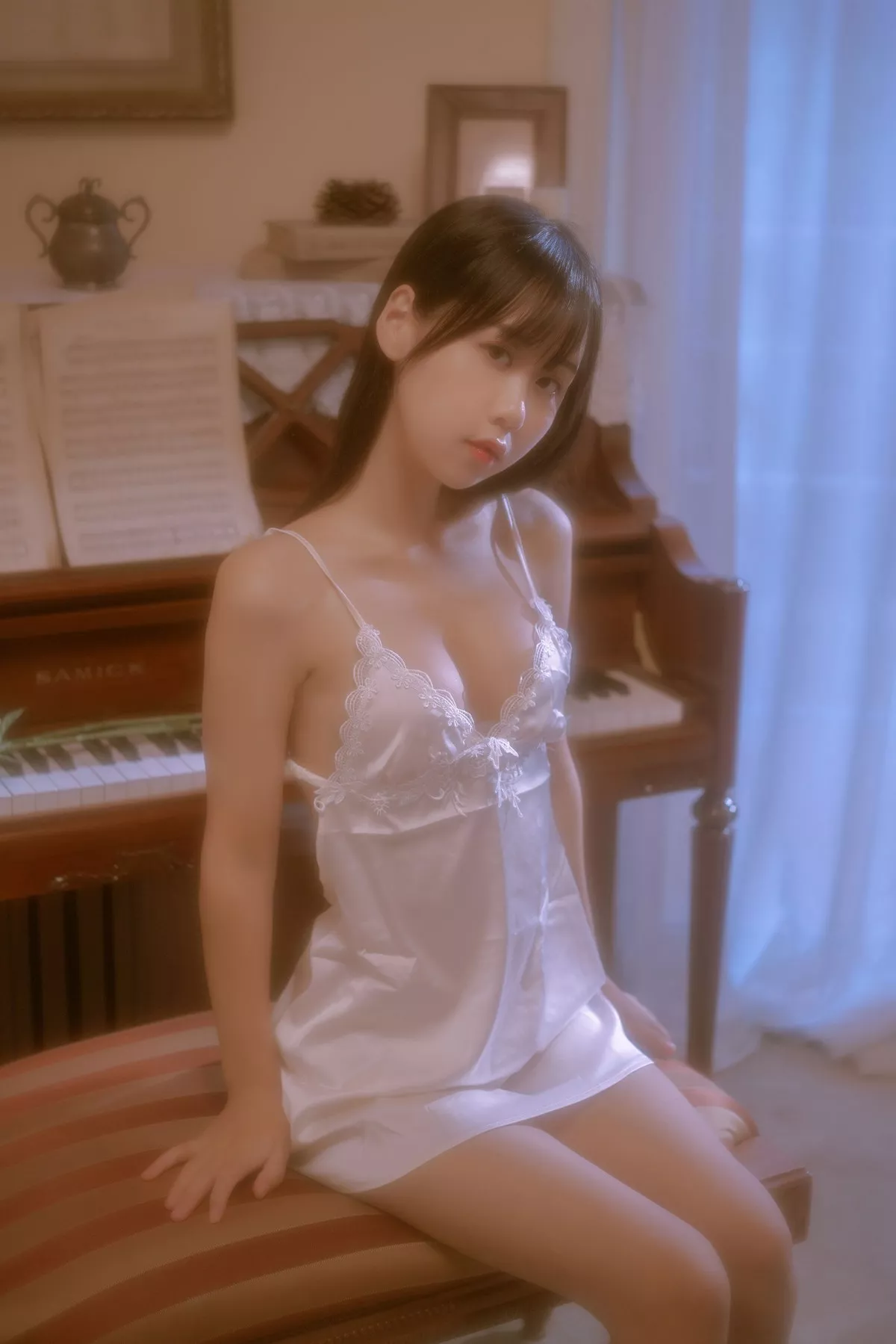 Xgyw.Org_阳光美少女萌芽儿o0居家私房主题白色低胸吊带睡裙秀丰满身材完美诱惑写真43P