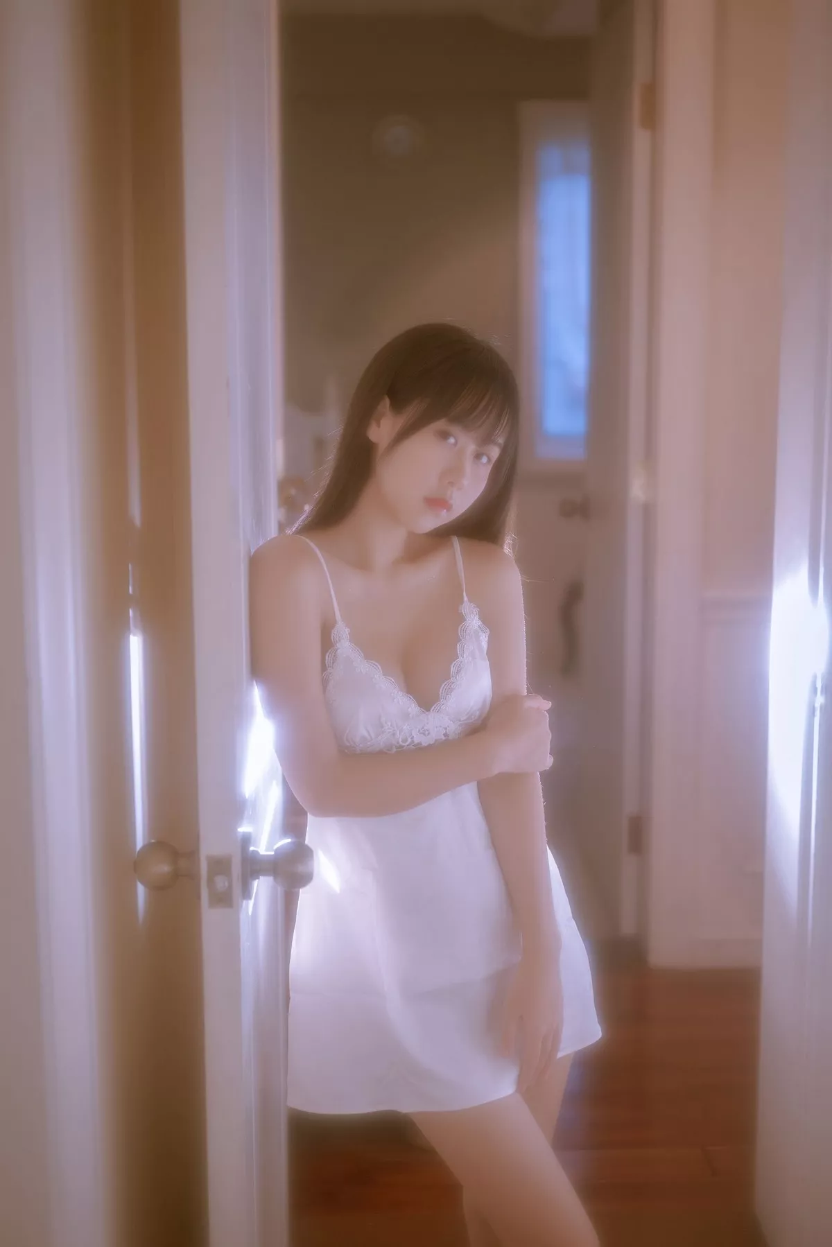 Xgyw.Org_阳光美少女萌芽儿o0居家私房主题白色低胸吊带睡裙秀丰满身材完美诱惑写真43P