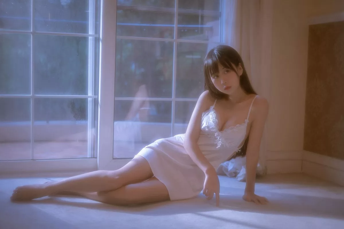 Xgyw.Org_阳光美少女萌芽儿o0居家私房主题白色低胸吊带睡裙秀丰满身材完美诱惑写真43P