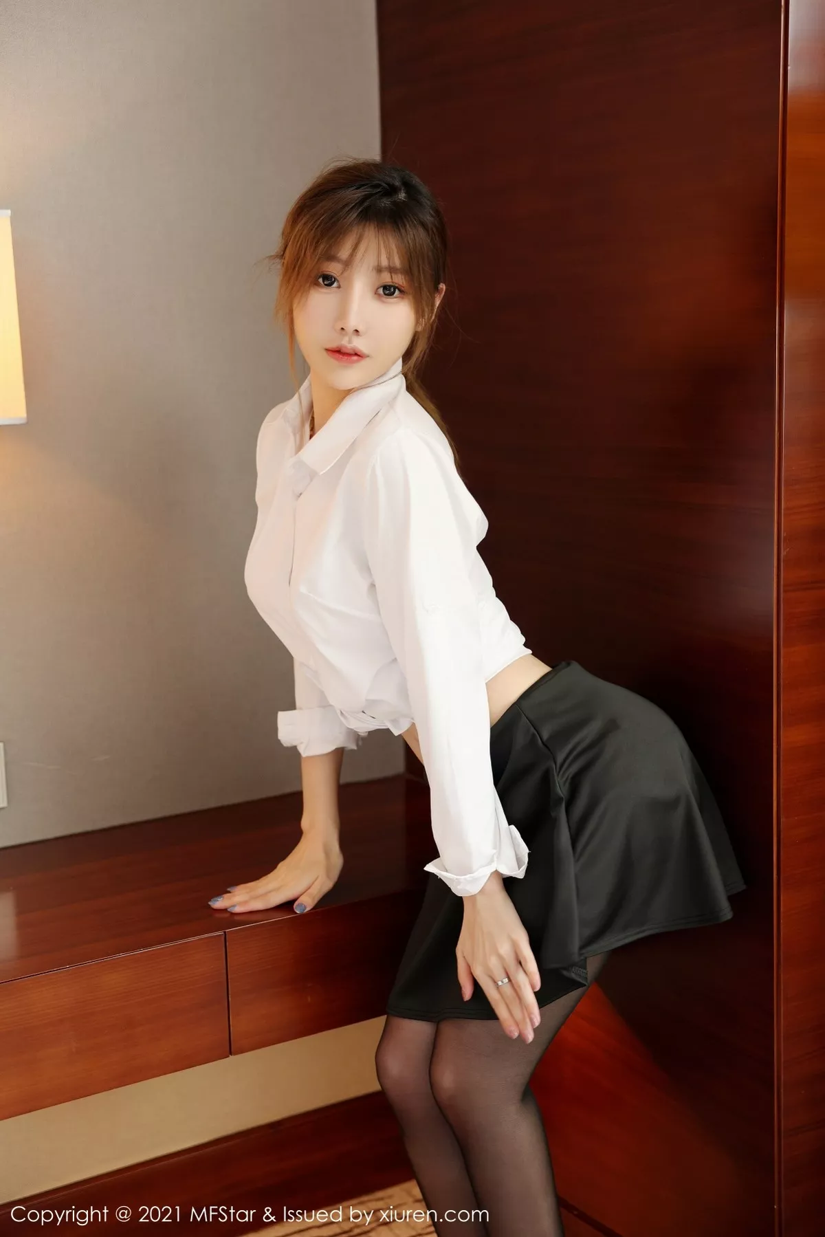 Xgyw.Org_[MFStar模范学院]Vol.525_新人模特李颖煊baby经典白衬衫配黑短裙露黑丝吊袜诱惑写真54P